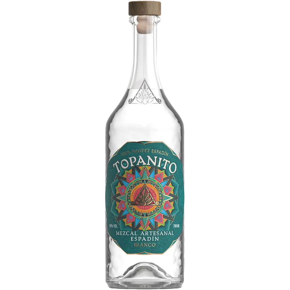 Eine Klarglasflasche Topanito Mezcal Artesanal 40% (0,7L) mit einem lebendigen Etikett und einem Holzdeckel liefert den authentischen Geschmack von Oaxaca Mezcal, hergestellt aus Espadín Agave von der Marke Topanito.