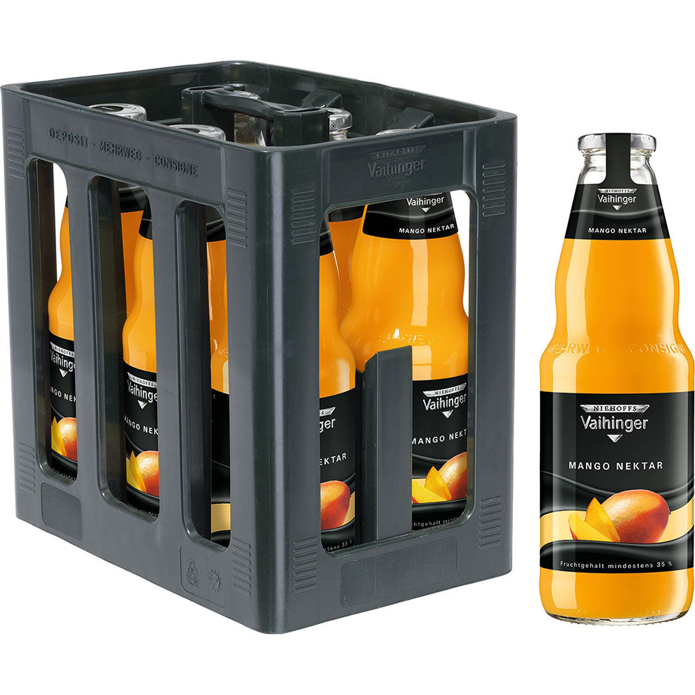 Sechs Flaschen Niehoffs Vaihinger Mango 6x 1 Liter (MEHRWEG) stehen fein säuberlich in einer schwarzen Kiste, eine Flasche des köstlichen Getränks steht daneben.