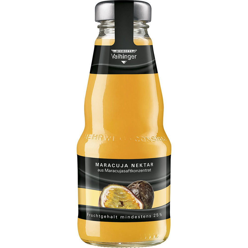 Eine 0,2L-Glasflasche Niehoffs Vaihinger Maracuja Nektar (24er-Pack, Mehrweg) mit schwarzem Etikett und Passionsfruchtmotiv bietet ein erfrischendes Passionsfruchtgetränk mit reichhaltigem Maracujasaftgehalt.