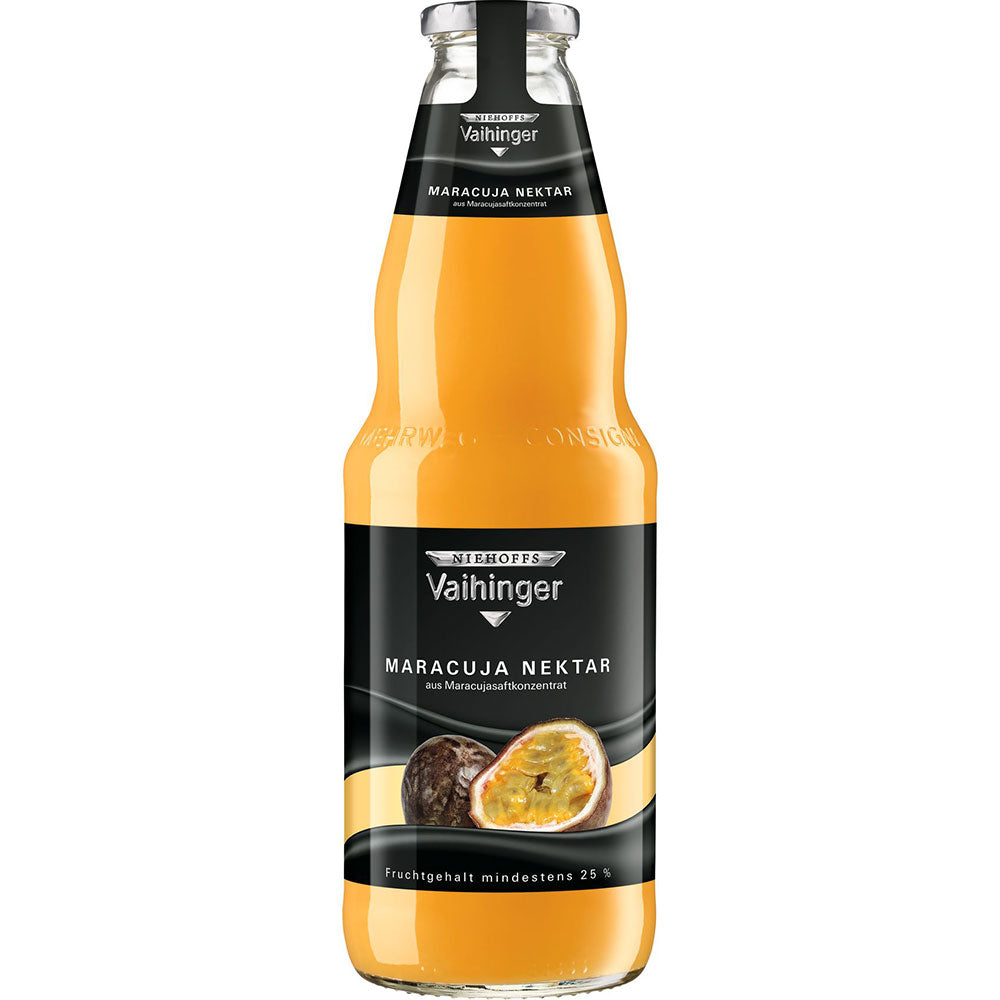 Eine 1-Liter-Glasflasche Niehoffs Vaihinger Maracuja Nektar (6er-Pack, MEHRWEG) mit einem lebendigen Maracuja-Bild auf dem Etikett.