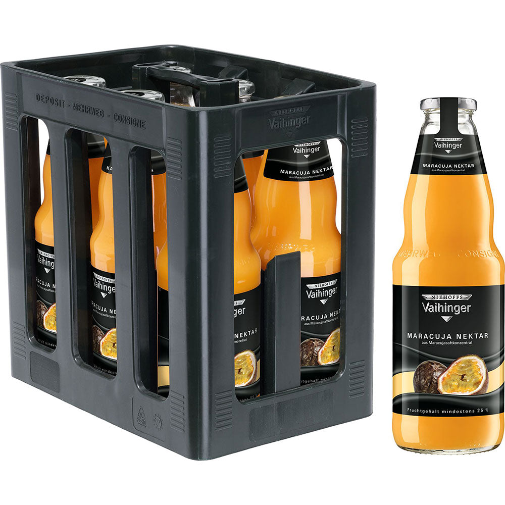 Eine Kiste mit Niehoffs Vaihinger Maracuja Nektar 6x1L (MEHRWEG) Glasflaschen, wobei eine Flasche auch außerhalb der Kiste ausgestellt ist.