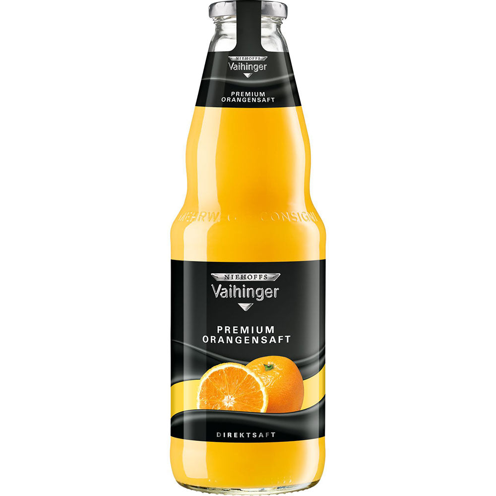 Eine 1L-Glasflasche Niehoffs Vaihinger Premium Orangensaft 6x (MEHRWEG) zeigt eine Orangenscheibe auf dem Etikett und hebt 100% Fruchtgehalt vor weißem Hintergrund hervor.
