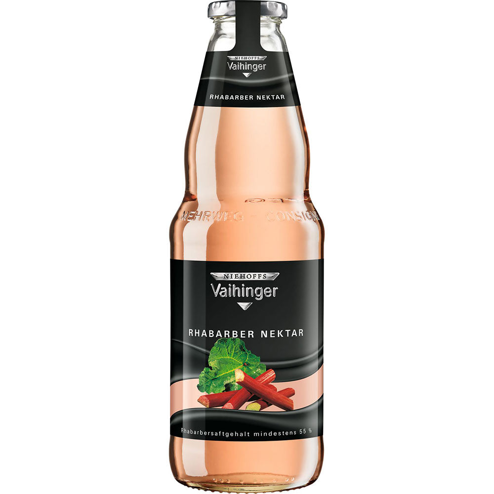 Niehoffs Vaihinger Vaihinger Rhabarber 6x 1 Liter (MEHRWEG) in der Klarglasflasche mit schwarzem Etikett, auf dem Rhabarberstängel und -blätter abgebildet sind, ist ein Rhabarbernektar mit 55% Fruchtsaftanteil für puren, fruchtigen Genuss.