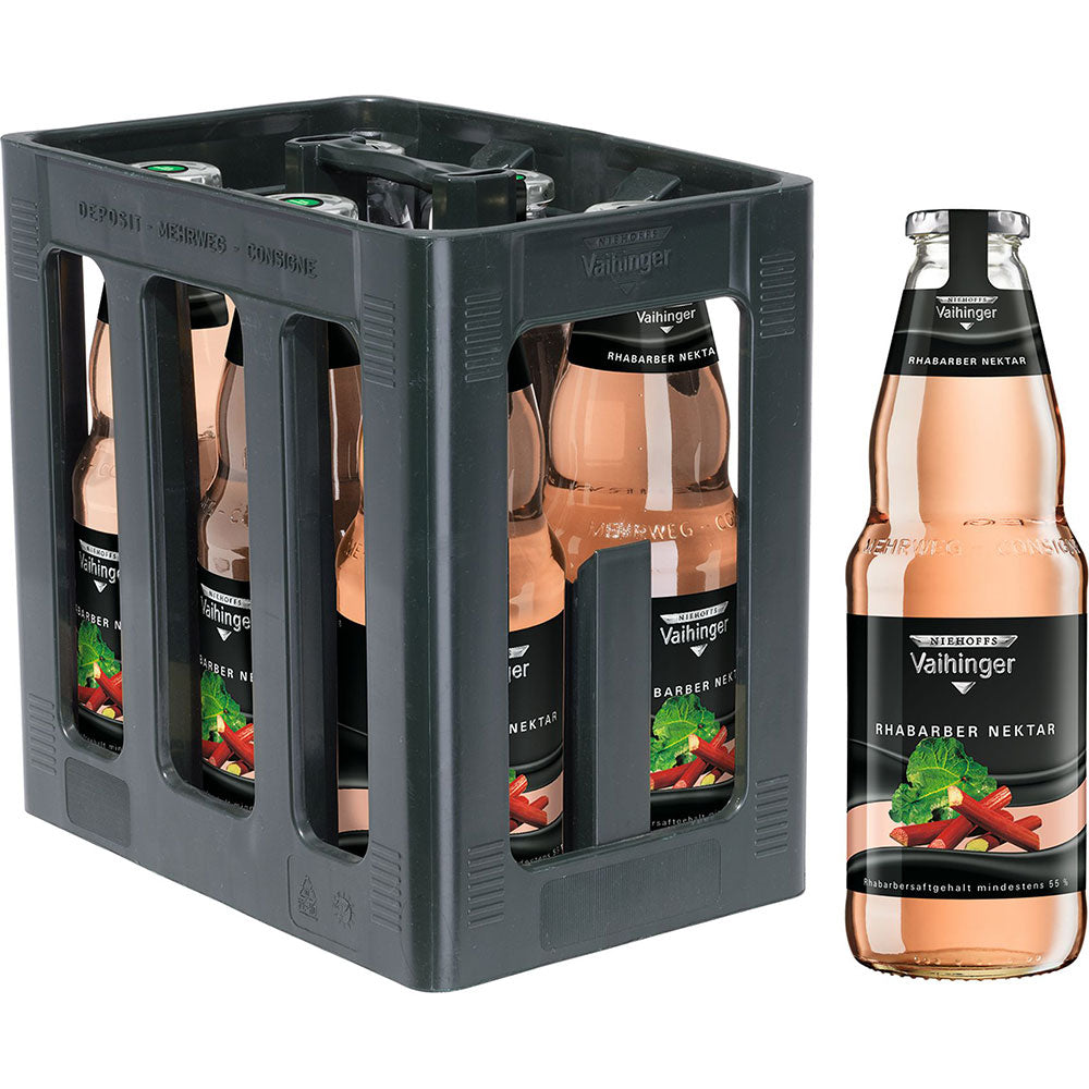 Eine Kiste Niehoffs Vaihinger Rhabarber 6x1L (MEHRWEG) und eine zusätzliche Flasche erfrischenden Rhabarbersaft außerhalb der Kiste.