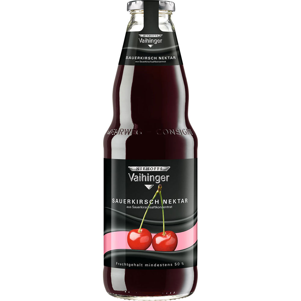 Niehoffs Vaihinger Sauerkirsch Nektar 6x1L (MEHRWEG) kommt in Glasflaschen mit Kirschen auf dem Etikett und dunkelrotem Saft im Inneren und bietet einen intensiven Sauerkirschgeschmack.