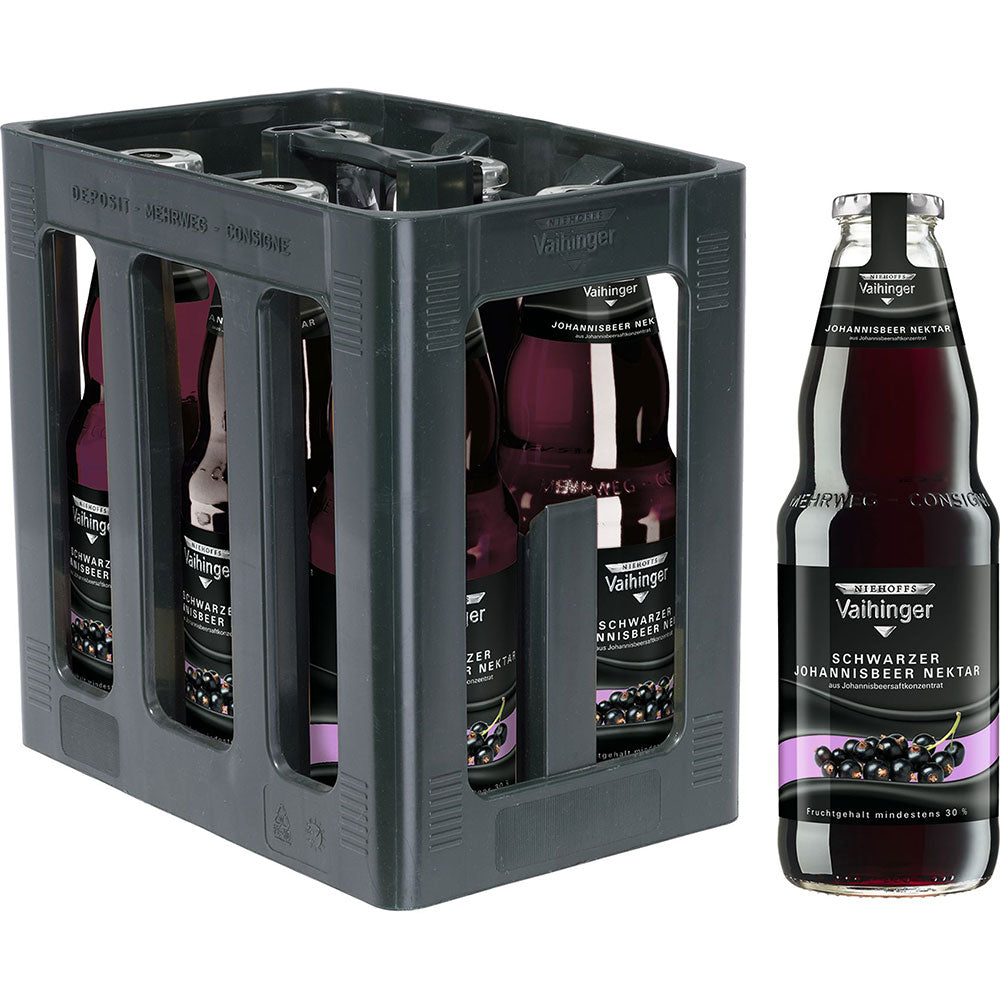Kiste mit Niehoffs Vaihinger Schwarzer Johannisbeer Nektar 6x1L (MEHRWEG), mit einer Flasche Fruchtnektar außerhalb der Kiste.