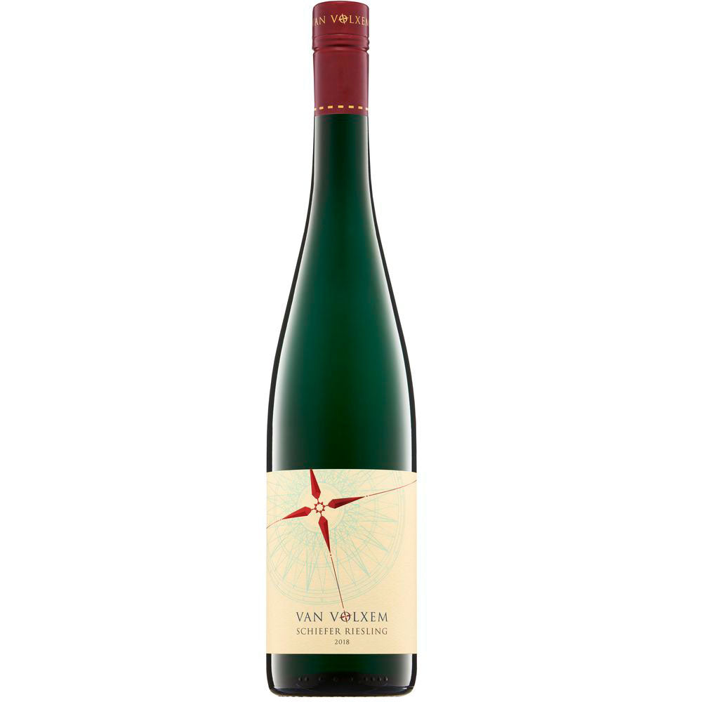 Eine grüne Flasche Van Volxem Schiefer Riesling trocken 2023, ein deutscher Weißwein, zeigt auf ihrem Etikett ein auffälliges Windrosenmuster.
