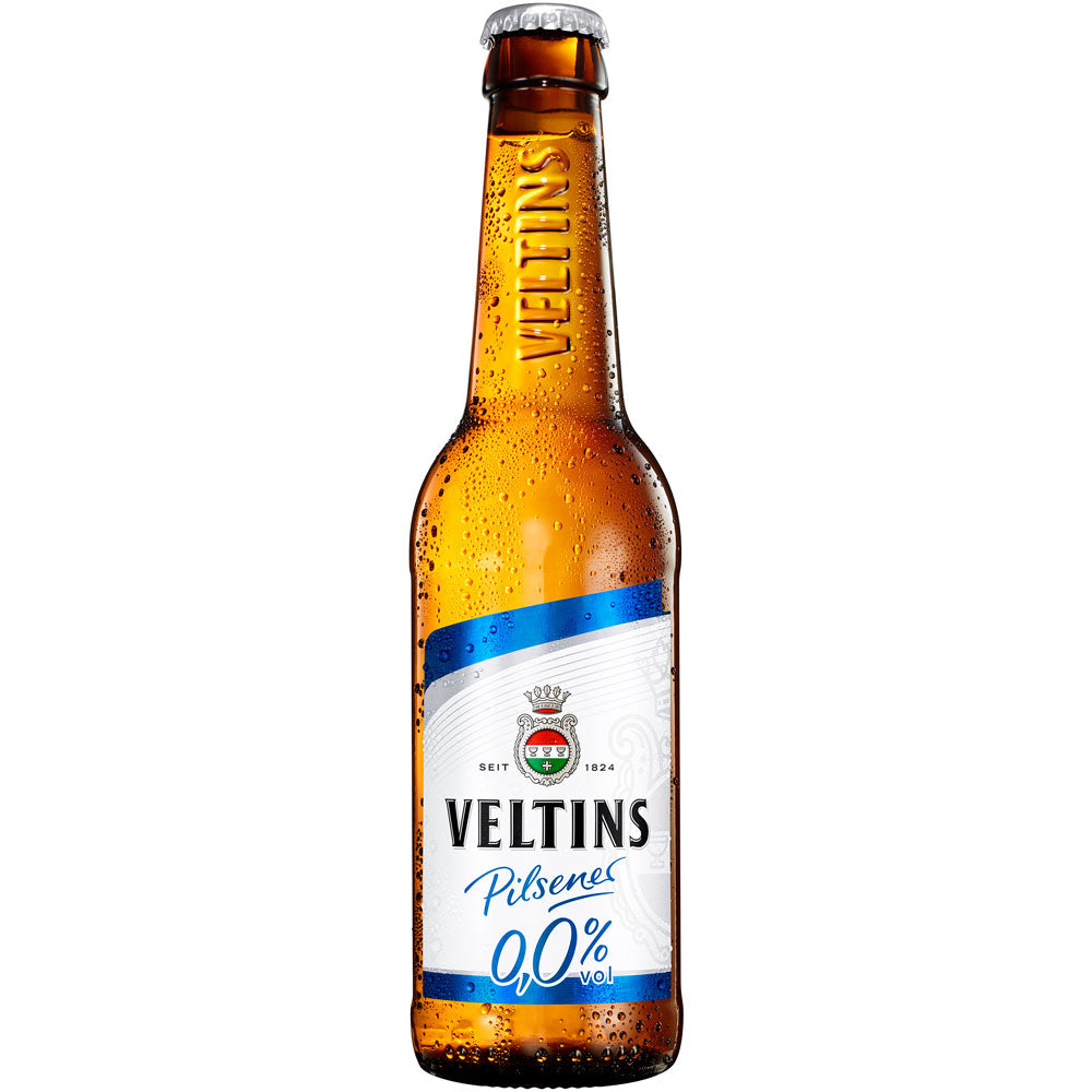 Eine braune Flasche Veltins Pilsener Alkoholfrei 0,0% (24x 0,33L MEHRWEG) von Veltins, ein erfrischendes alkoholfreies Bier, mit Kondensationstropfen auf dem Glas.