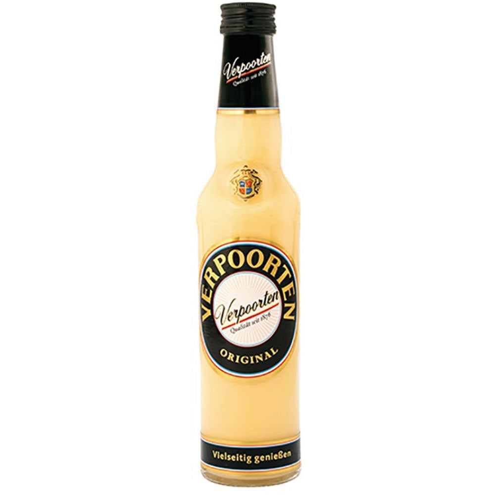 Eine 0,35-Liter-Flasche Verpoorten Original Eierlikör (20% vol) zeichnet sich durch den klassischen cremig-gelben Likör und das charakteristische schwarze Etikett von Verpoorten aus.