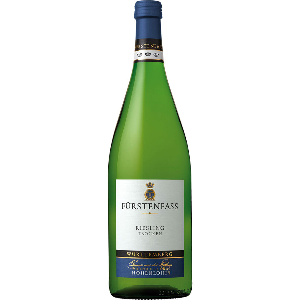 Eine grüne Flasche Weinkellerei Hohenlohe Fürstenfass Riesling QbA trocken (Mehrweg), 1L, hat einen blauen Verschluss und ein passendes Etikett.