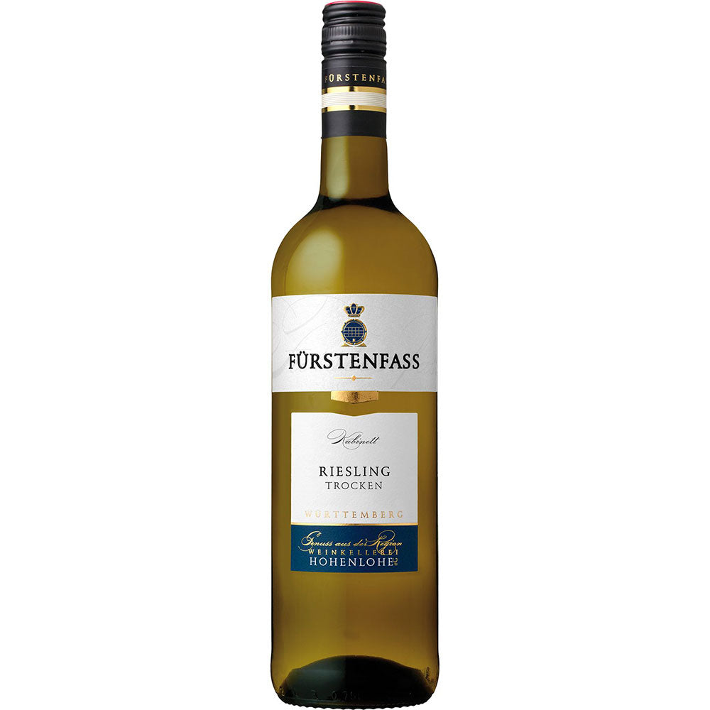 Eine Flasche Weinkellerei Hohenlohe Fürstenfass Riesling Kabinett QbA trocken 2024 mit einem weiß-blauen Etikett auf weißem Grund.