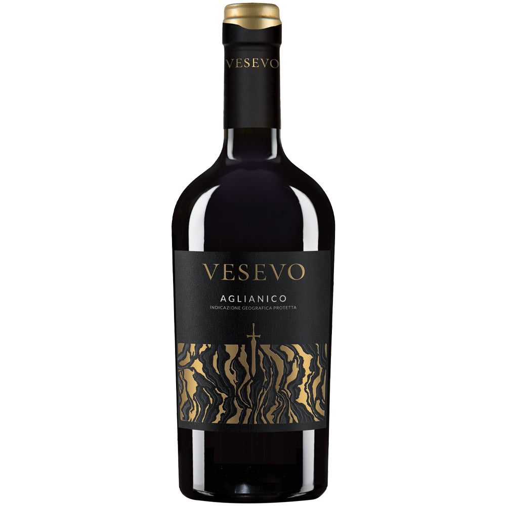 Eine Flasche Vesevo Aglianico Beneventano Campania IGT 2022 Rotwein mit einem schwarz-goldenen Etikett auf weißem Hintergrund, die die Eleganz süditalienischer Rotweine verkörpert, die in den berühmten Weintraditionen Kampaniens aus Vesevo verwurzelt sind.