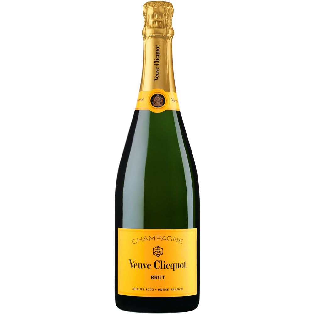 Eine 0,75-Liter-Flasche Veuve Clicquot Champagner Brut von Veuve Clicquot mit dem kultigen gelben Etikett und einem mit Folie umwickelten Hals.