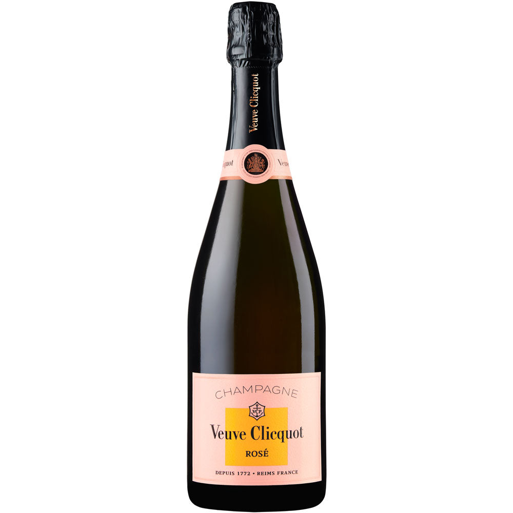 Eine 0,75-Liter-Flasche Veuve Clicquot Champagner Rosé mit ihrem charakteristischen rosa-goldenen Etikett steht elegant vor einem weißen Hintergrund.