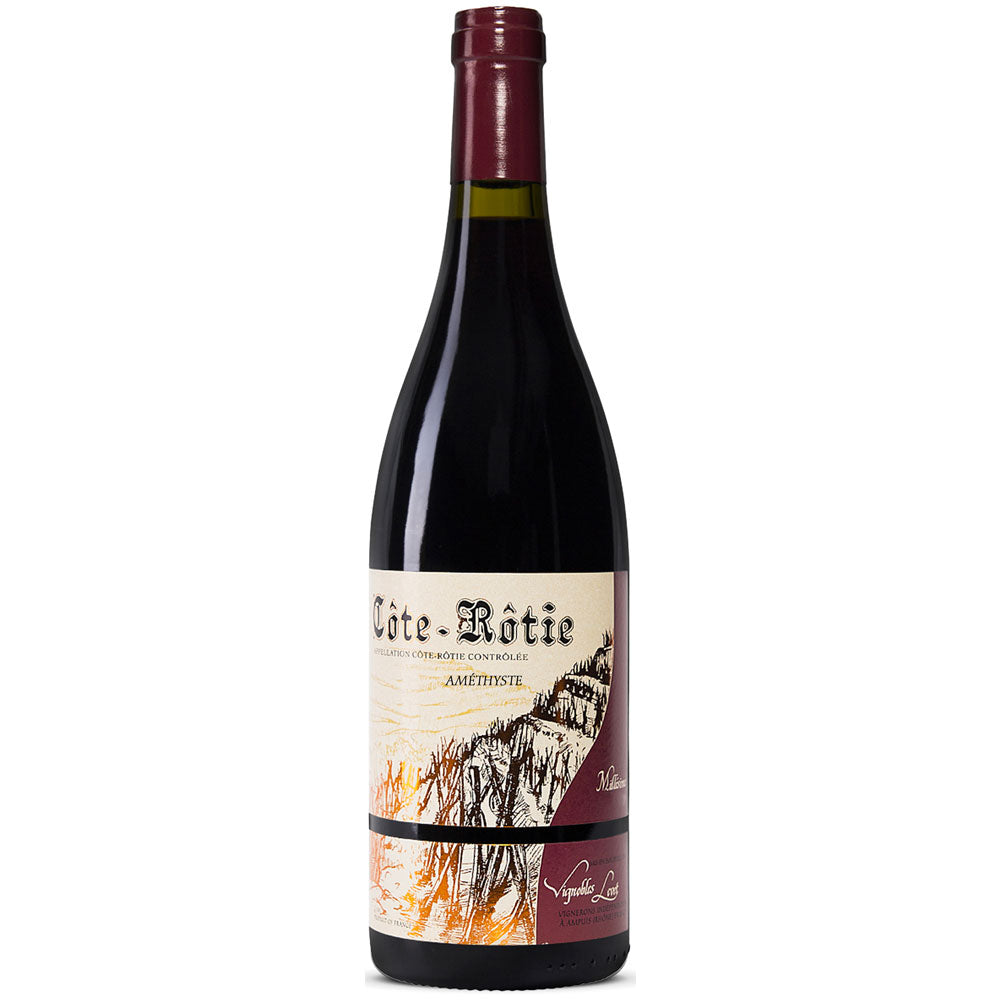 Eine Flasche Vignobles Levet Amethyste Côte-Rôtie AOC 2021 mit einem illustrierten Etikett, das eine Weinbergsszene zeigt, unterstreicht die Eleganz der Syrah-Traube.