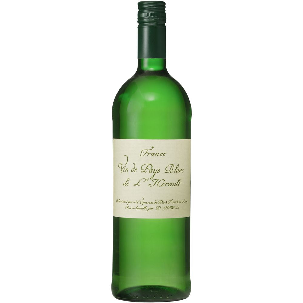 Eine grüne Flasche Schnaufer Vin de Pays de l'Hérault Blanc (6x1L Mehrweg) aus dem Languedoc, Frankreich, mit cremefarbenem Etikett, bietet den frischen Charakter eines mediterranen Weißweins.
