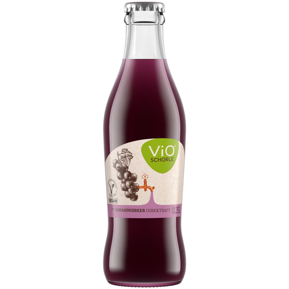 Die ViO Schorle Schwarze Johannisbeere 0,25L Glasflasche hat ein grünes Etikett mit dem Bild einer schwarzen Johannisbeere.