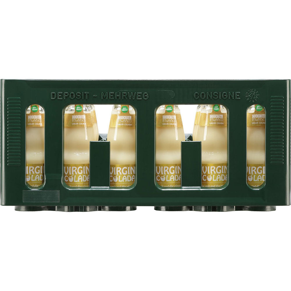 Eine grüne Kiste enthält vierundzwanzig 0,2-L-Glasflaschen von Cocktail Plant Virgin Colada alkoholfrei (MEHRWEG), wobei die Flaschen durch offene Seitenschlitze sichtbar sind.