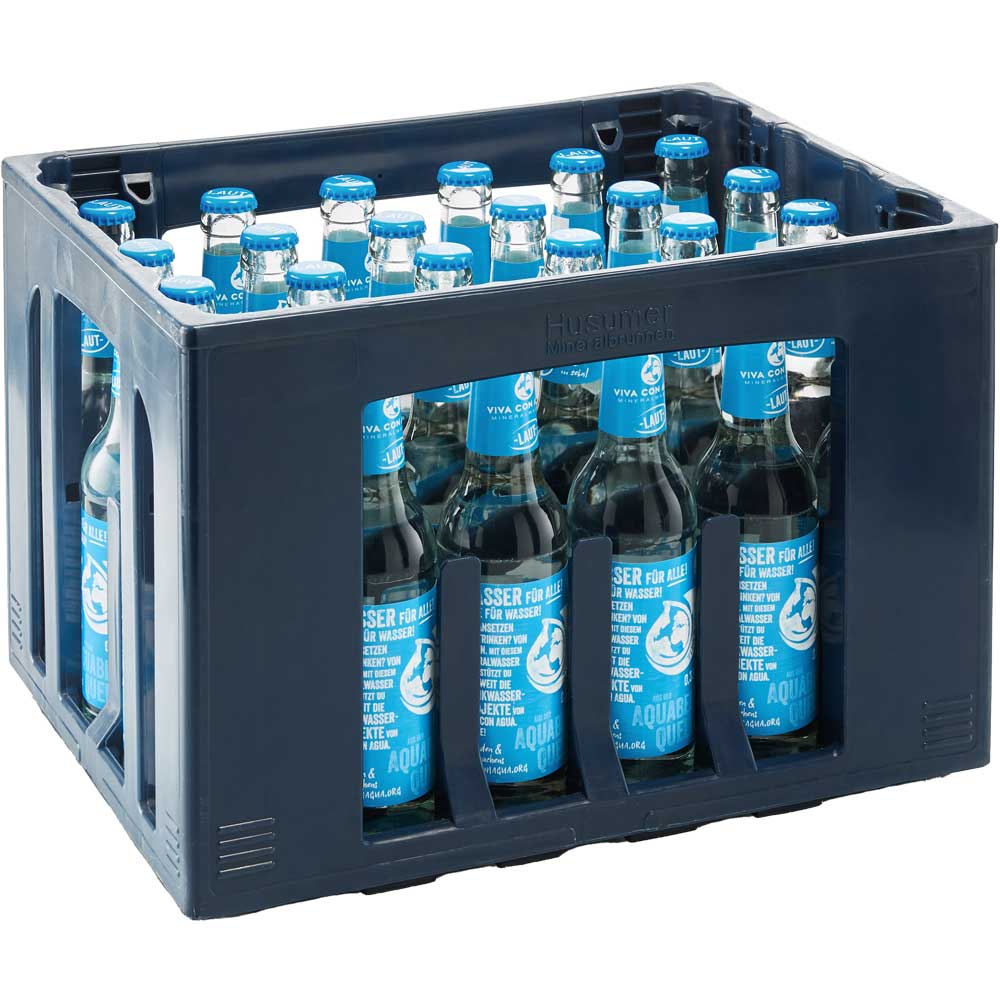 Eine blaue Kiste mit 24 Viva con Agua laut Gourmet 0,33 l Glasflaschen, jede mit blauem Etikett und Verschluss.