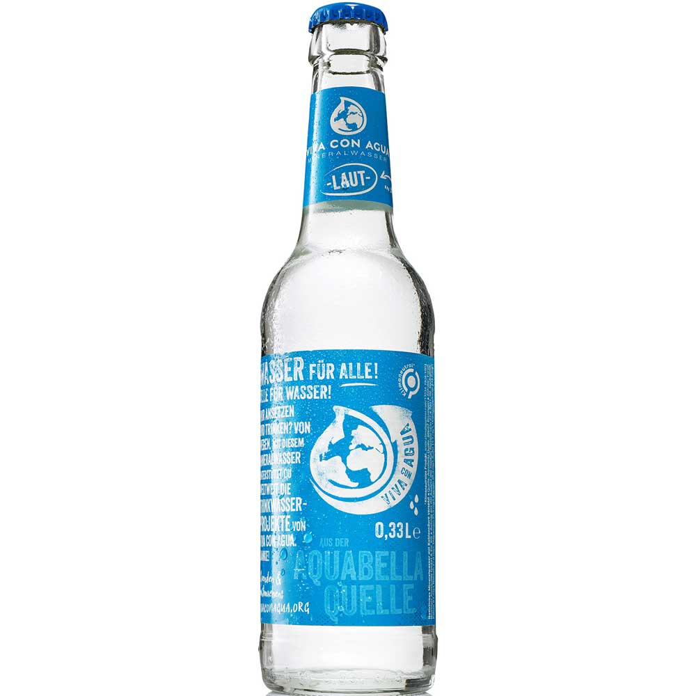 Eine Klarglasflasche Viva con Agua laut Gourmet Mineralwasser (0,33 l, MEHRWEG) von Viva con Agua mit blau-weißem Etikett und Verschluss, mit sichtbarer Kondensation.