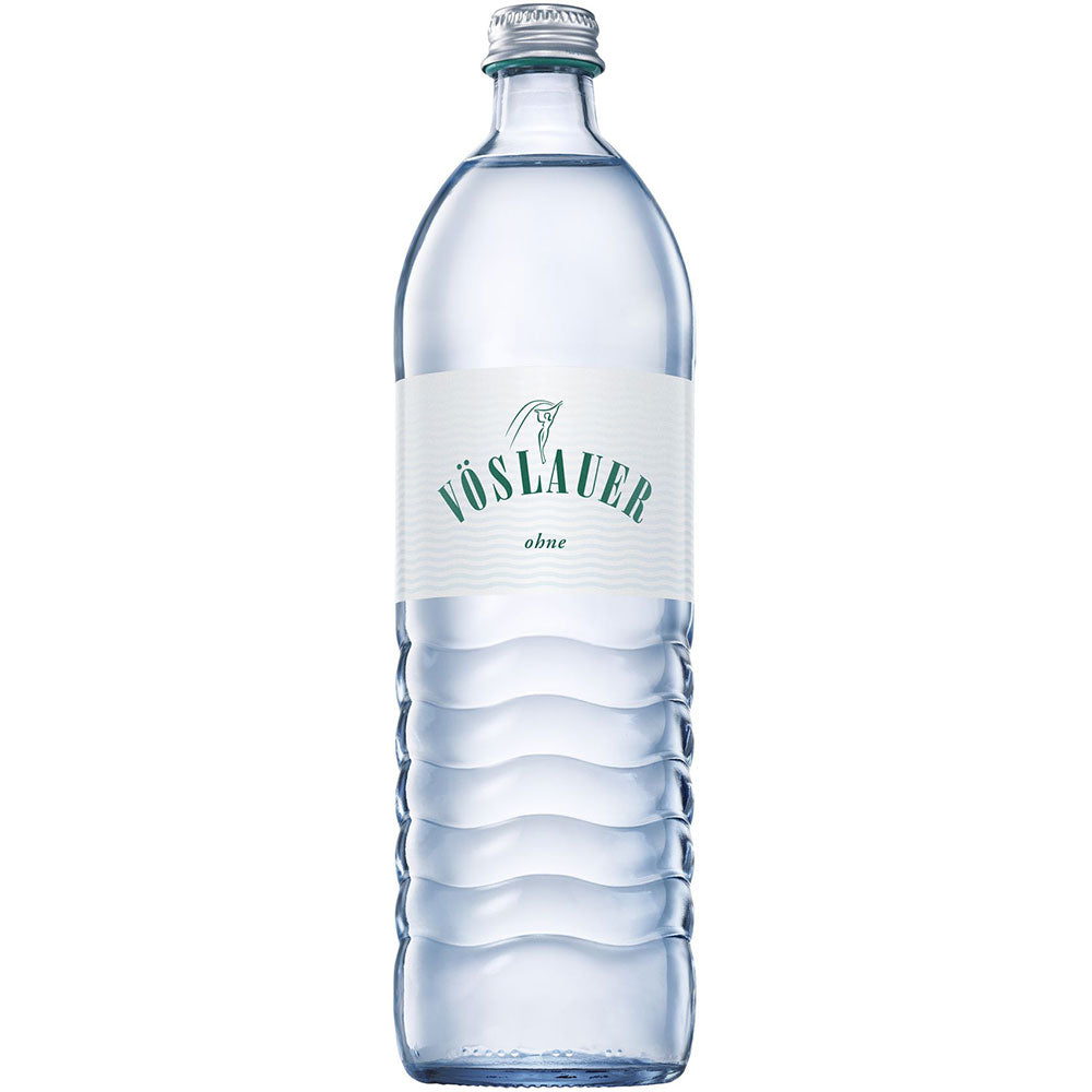 Eine klare Plastikflasche Vöslauer Ohne 0,75L (MEHRWEG) stilles Wasser mit weißem Etikett und grüner Schrift steht aufrecht.