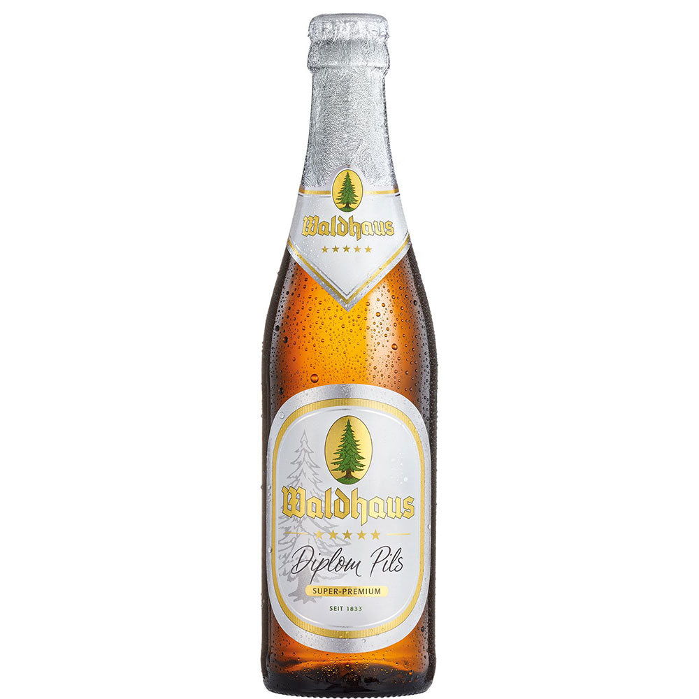 Eine gekühlte Waldhaus Diplom Pils 24x 0,33 Liter (MEHRWEG) Flasche von Waldhaus, gekrönt mit dem besten klassischen Pilsener der Welt, glänzt mit Kondenswasser und trägt stolz ihr weißes Etikett.