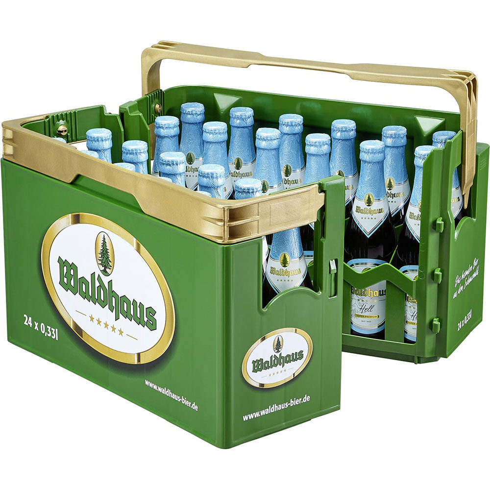 Ein grüner Kasten mit Waldhaus Hell 24x 0,33 Liter (MEHRWEG) Bierflaschen mit blauen Verschlüssen und goldenen Griffen spiegelt die klassische Schwarzwald Bier Handwerkskunst von Waldhaus wider.