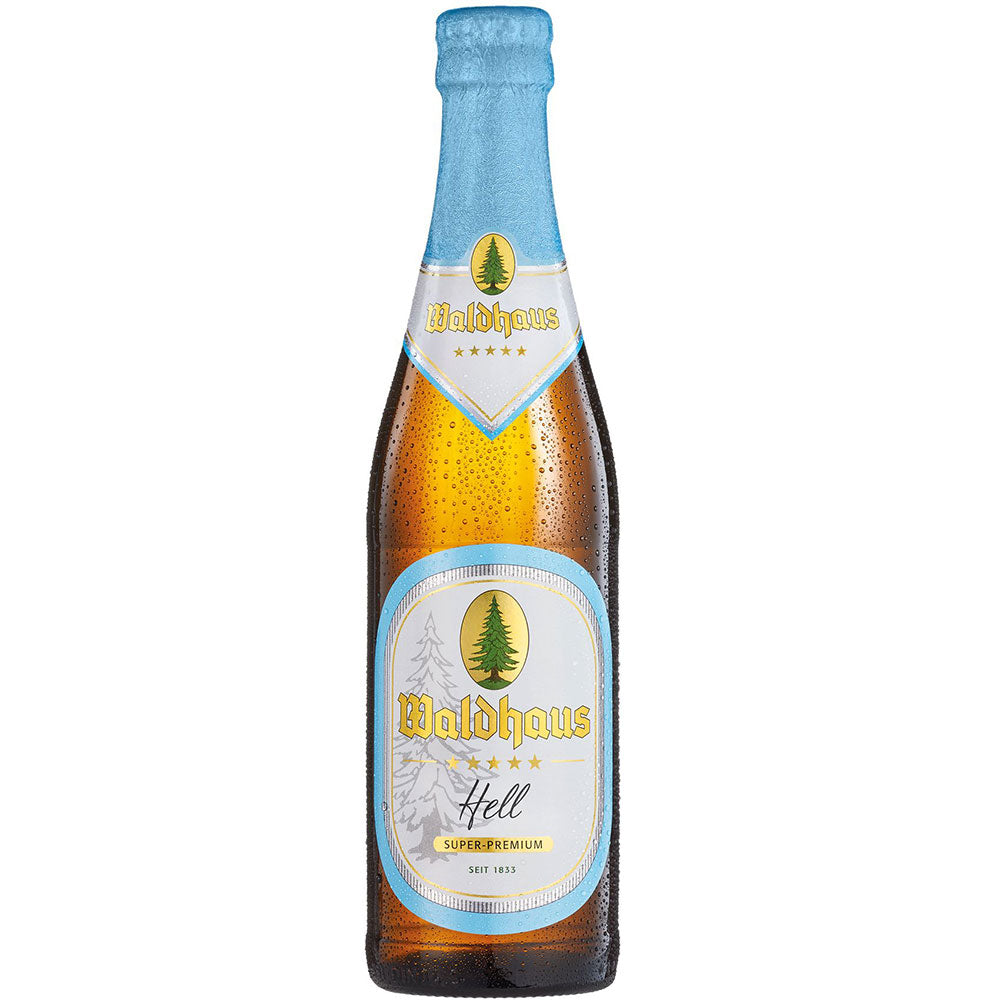 Eine Waldhaus Hell 24x0,33L (MEHRWEG) Flasche mit blau-goldenem Etikett und Kondenswasser auf dem Glas hebt dieses klassische Schwarzwaldbier von Waldhaus in erfrischendem Detail hervor.