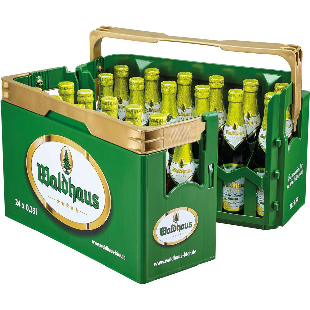 Zwei grüne Kisten, gefüllt mit Waldhaus Radler naturtrüb süß 24x0,33L (MEHRWEG), mit goldenem Deckel und dem kultigen Waldhaus-Logo - eine Hommage an das Schwarzwälder Bierhandwerk.