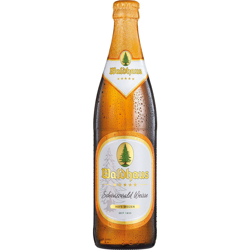 Eine gekühlte Waldhaus Schwarzwald Weisse 20x 0,5 Liter (MEHRWEG) Flasche mit Kondenswasser und weißem Etikett mit dem grünen Waldhaus-Logo bringt die erfrischende Essenz dieses klassischen Hefe-Weizens zur Geltung.