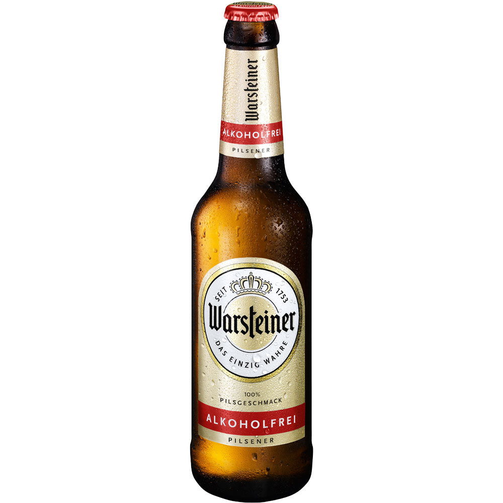 Eine mit Kondenswasser bedeckte Flasche Warsteiner Pilsener Alkoholfrei 0,33L (MEHRWEG), etikettiert als alkoholfreies Bier, aus dem Warsteiner 24er Pack.