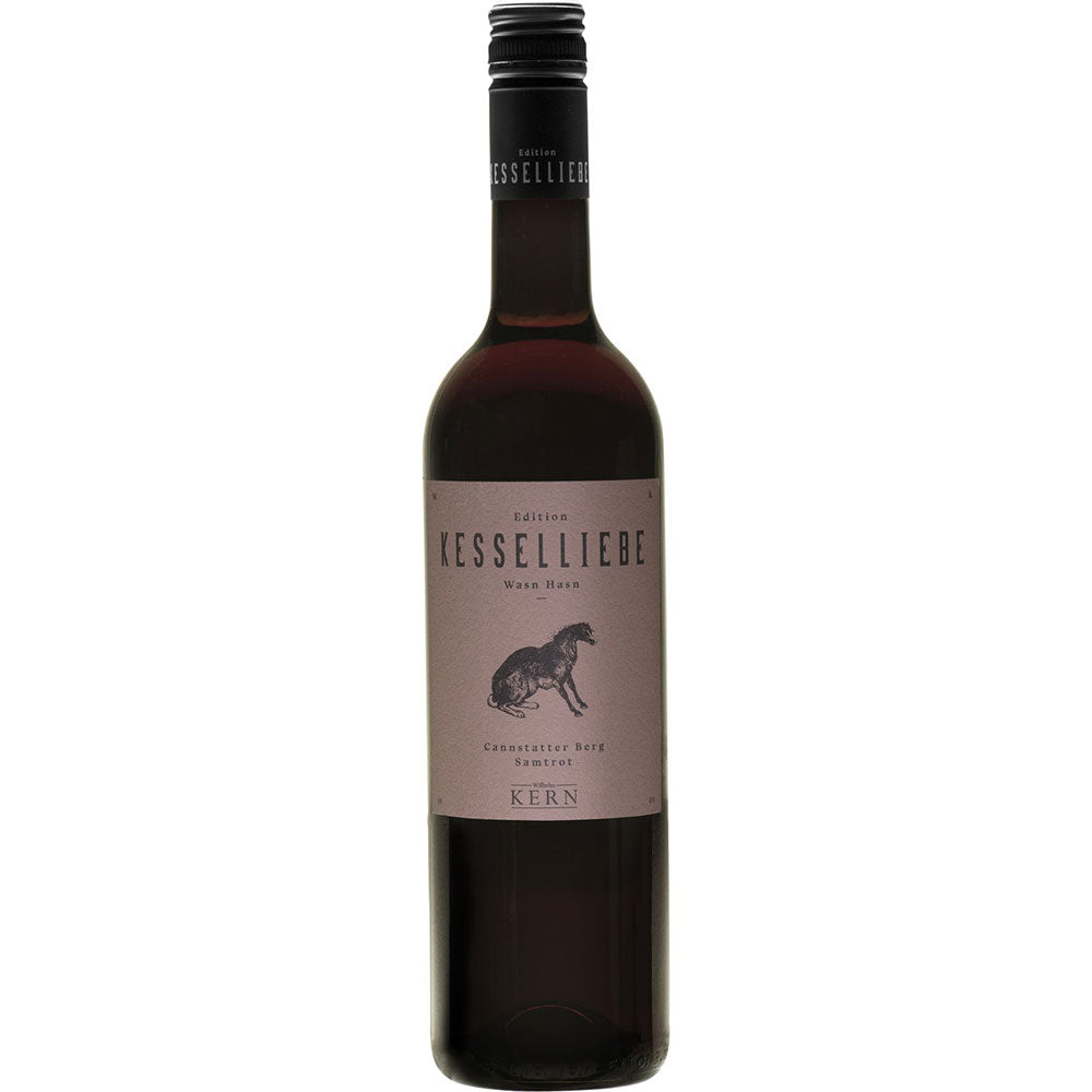 Eine Flasche Wilhelm Kern Kesselliebe Wasn Hasn Samtrot trocken 2021 mit einer charmanten Hunde-Illustration auf dem Etikett, die den Charakter der Stuttgarter Kessellagen zum Ausdruck bringt.