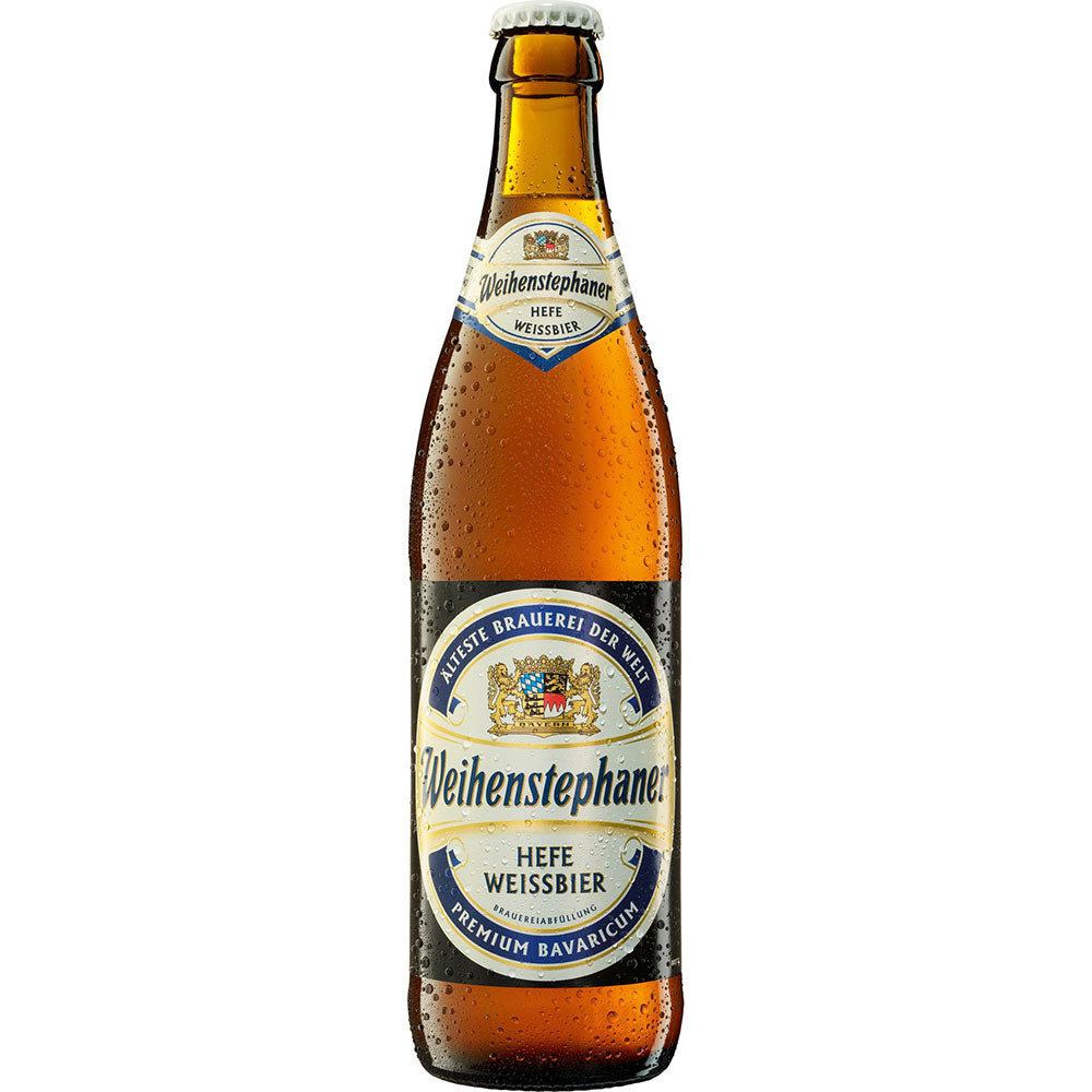 Eine einzelne gekühlte Flasche Weihenstephaner Hefe Hell 0,5L (MEHRWEG), Teil der 20er Packung, mit Kondenswasser am Glas.