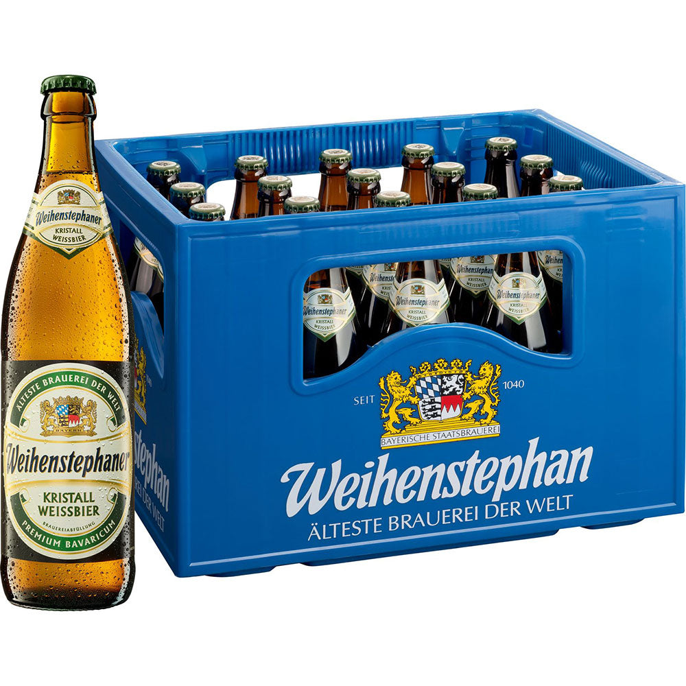 Eine blaue Kiste mit Weihenstephaner Kristallweißbier 20x 0,5 Liter (MEHRWEG) Flaschen der Marke Weihenstephan, mit einer kristallklaren Weißbierflasche davor.