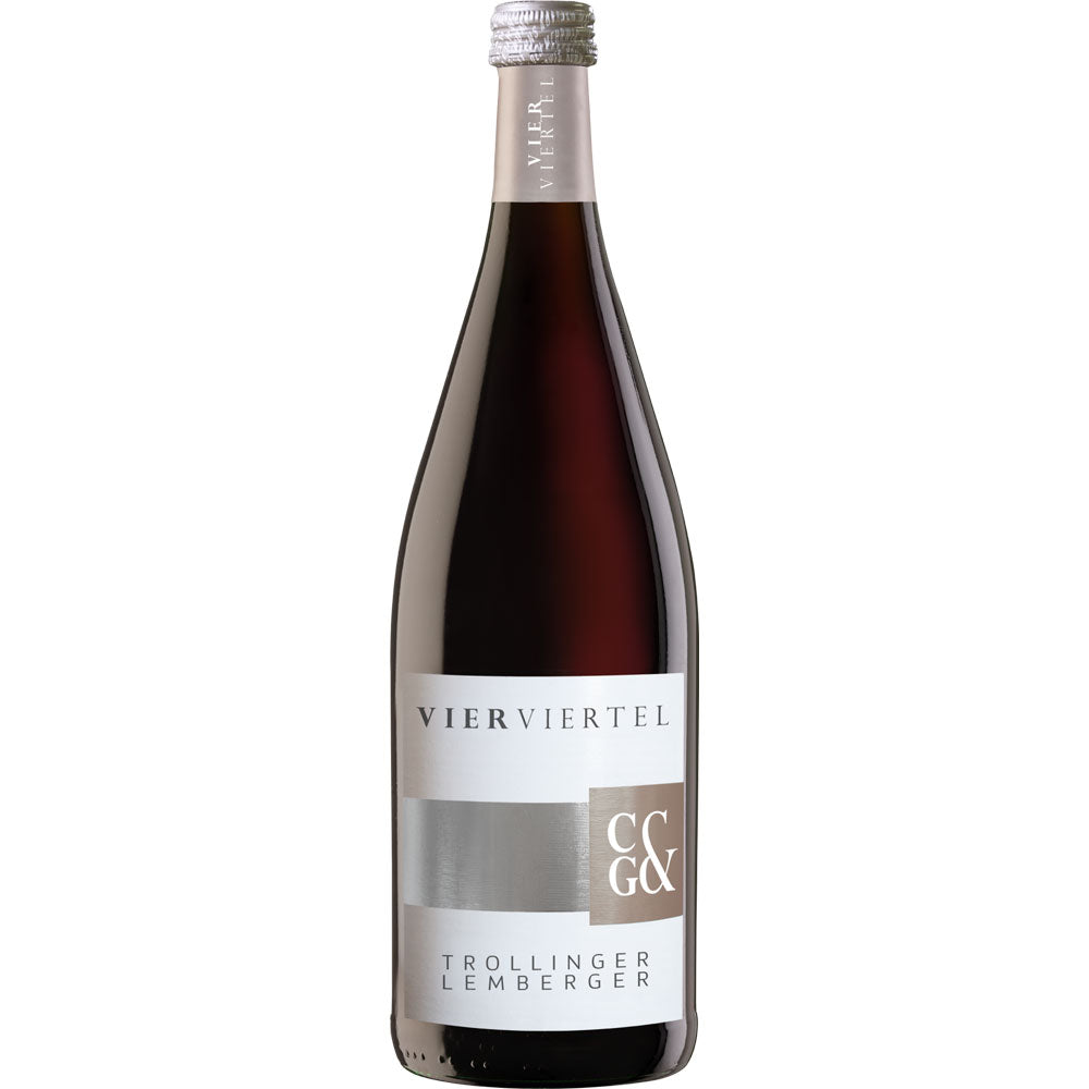 Eine 1L Flasche Weingärtner Cleebronn-Güglingen VierViertel Trollinger mit Lemberger QbA halbtrocken, ein Württemberger Qualitätswein, mit modernem Etikett und Silberkappe. Erhältlich im 12x 1L Mehrweg-Pack.