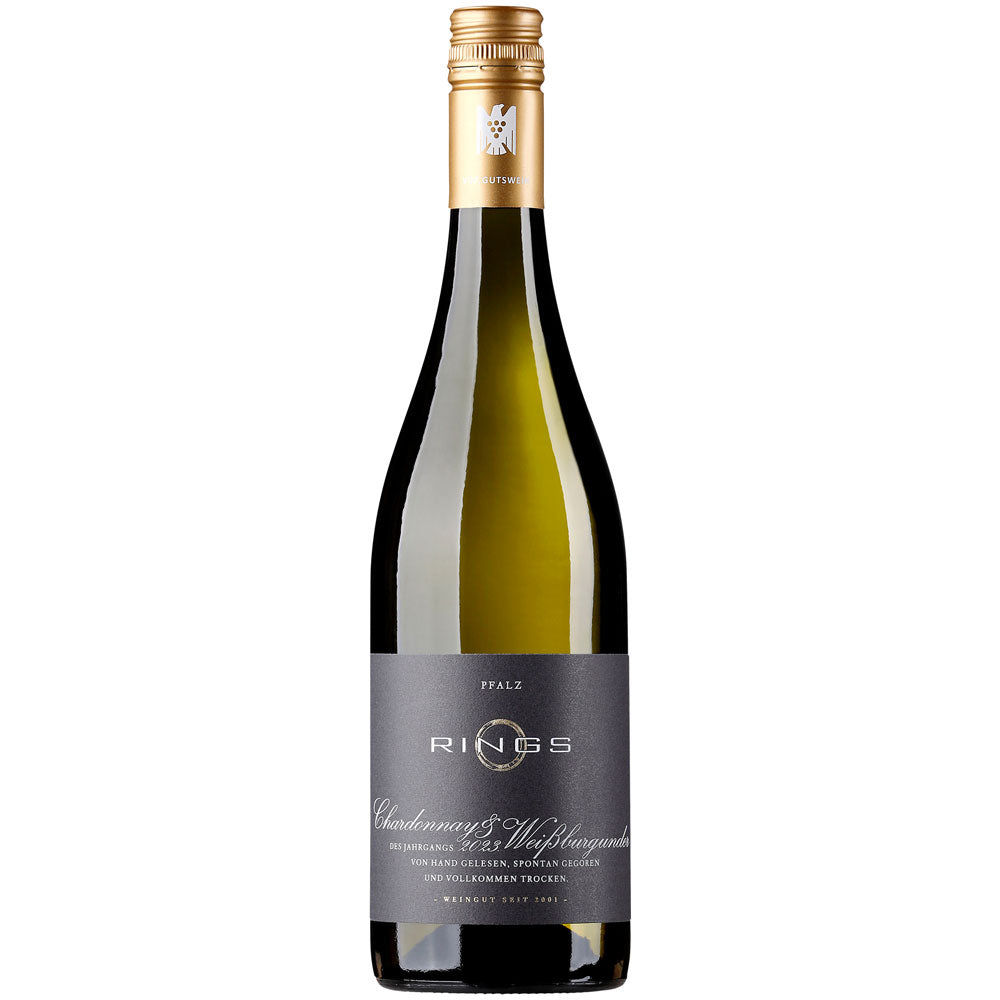 Eine Flasche Weingut Rings Chardonnay & Weißburgunder trocken 2024 mit schwarzem Etikett und goldenem Schraubverschluss unterstreicht den raffinierten Charakter des Pfälzer Weißweins vom Weingut Rings.