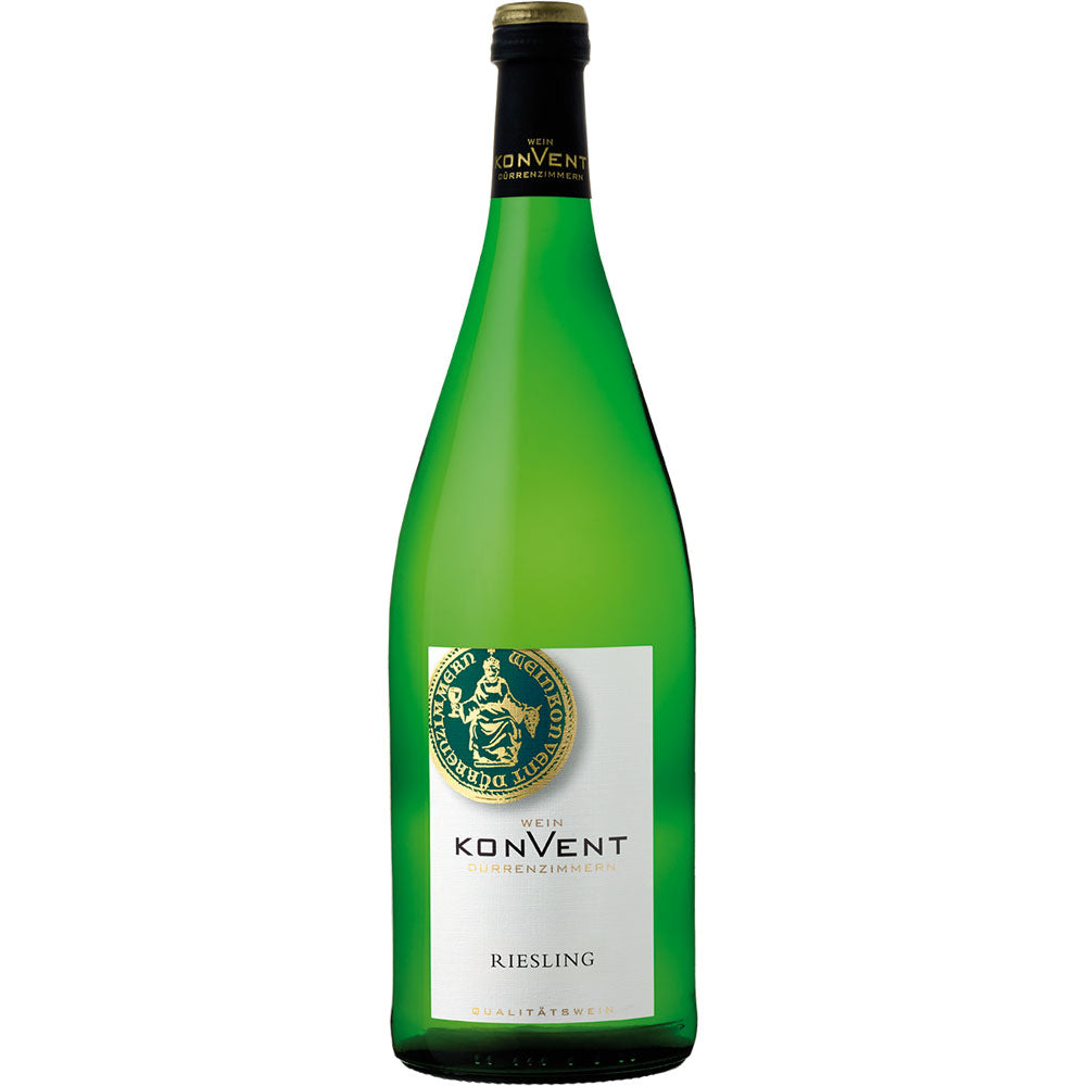 Eine grüne Flasche Weinkonvent Dürrenzimmern Riesling 12x 1 Liter (MEHRWEG) von Weinkonvent Dürrenzimmern mit einem weiß-goldenen Etikett wird vor einem schlichten weißen Hintergrund präsentiert.