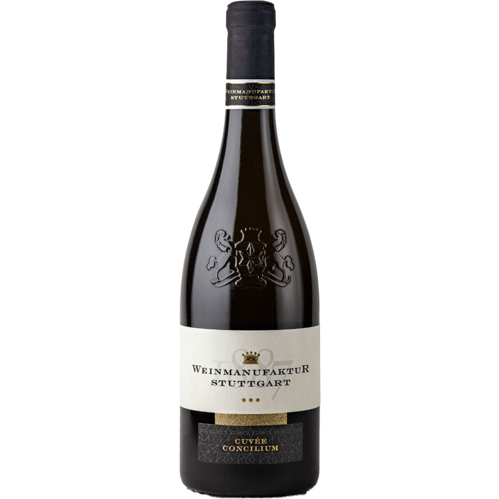 Eine Flasche Weinmanufaktur Stuttgart Cuvée Concilium *** trocken 2019 Rotwein steht vor einem weißen Hintergrund.