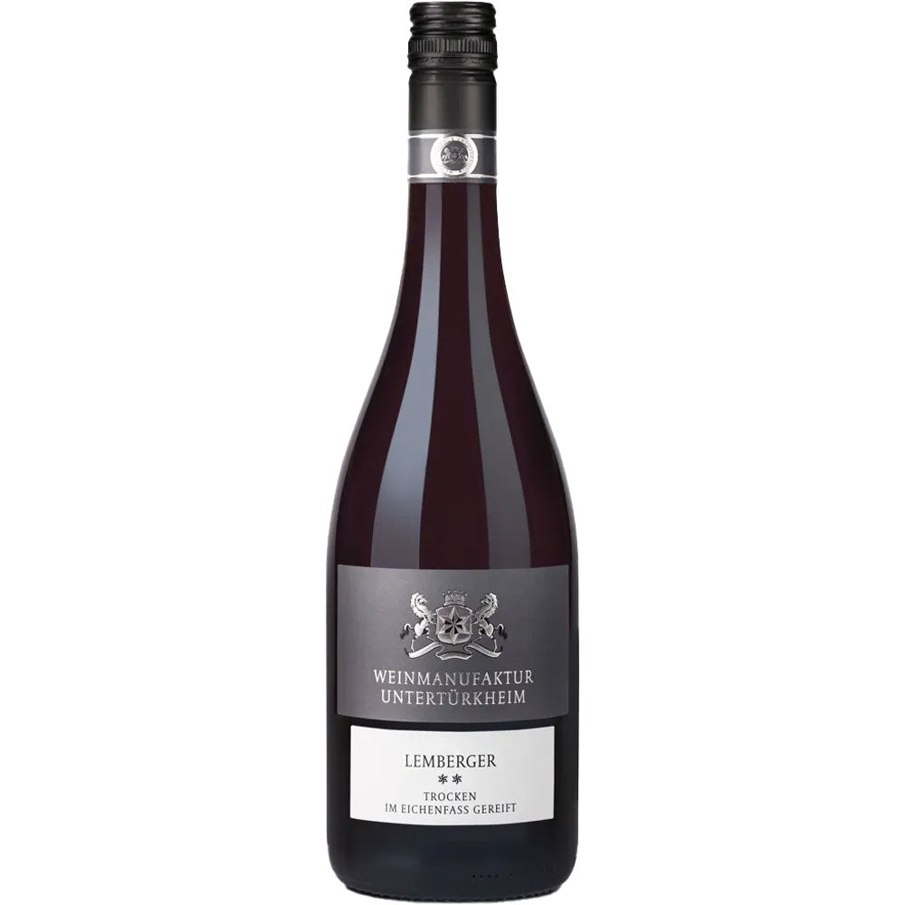 Eine Flasche Weinmanufaktur Stuttgart Lemberger ** trocken 2022 Rotwein hat ein schwarz-silbernes Etikett, das diesen feinen Rotwein aus Württemberg von der Weinmanufaktur Stuttgart hervorhebt.
