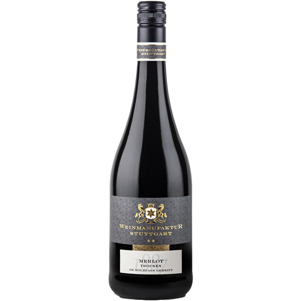 Eine Flasche Weinmanufaktur Stuttgart Merlot trocken 2023 mit seinem schwarz-goldenen Etikett unterstreicht die Eleganz des Württemberger Weins.