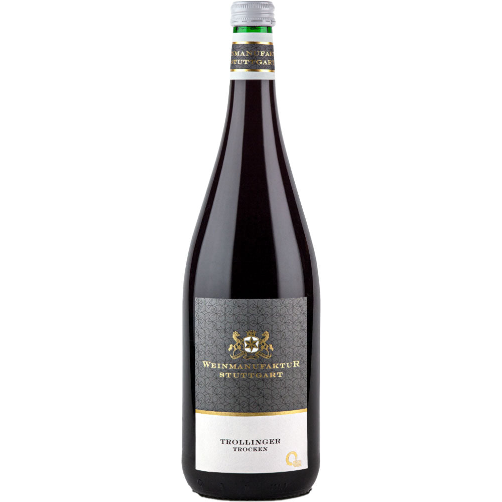 Eine Flasche Weinmanufaktur Stuttgart Trollinger QbA trocken (1L, MEHRWEG) aus Deutschland, mit einem dunklen Etikett mit eleganten Goldakzenten.