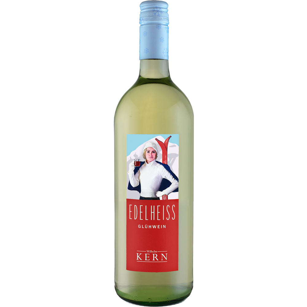 Eine 1-Liter-Flasche Wilhelm Kern Edelheiss Weiß Linie Glühwein lieblich mit einem Etikett, das eine Frau in Skikleidung mit einem Glas Wein zeigt, steht für die von Wilhelm Kern inspirierte Tradition des Wintergenusses.
