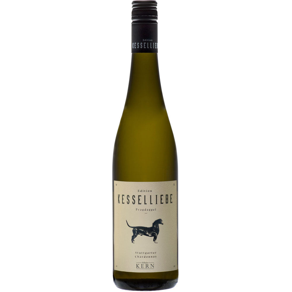 Eine Flasche Wilhelm Kern Pragdaggel Chardonnay trocken 2023 mit Schraubverschluss und einem Etikett mit einer schwarzen Hundesilhouette.