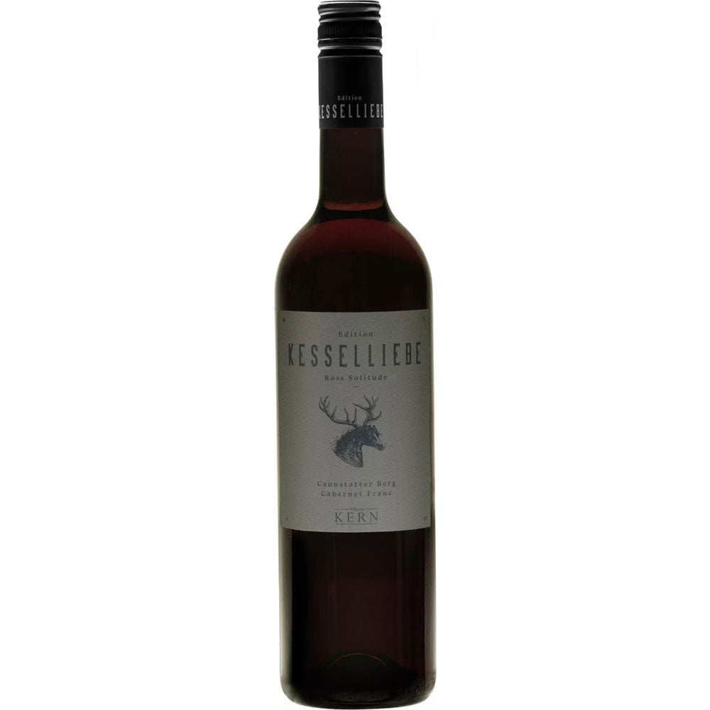 Eine Flasche Wilhelm Kern Kesselliebe Ross Solitude Cabernet Franc trocken 2022 mit weißem Etikett, auf dem ein Hirschkopf abgebildet ist.