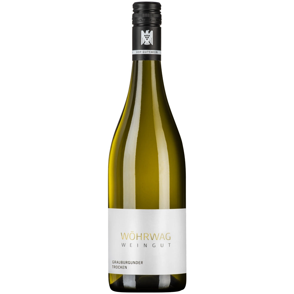 Eine Flasche Wöhrwag Grauburgunder VDP.Gutswein trocken 2025, geschmückt mit ihrem unverwechselbaren weiß-goldenen Etikett, bringt die handwerkliche Kunst von Wöhrwag und den raffinierten Charakter des württembergischen Weißweins auf exquisite Weise zur Geltung.
