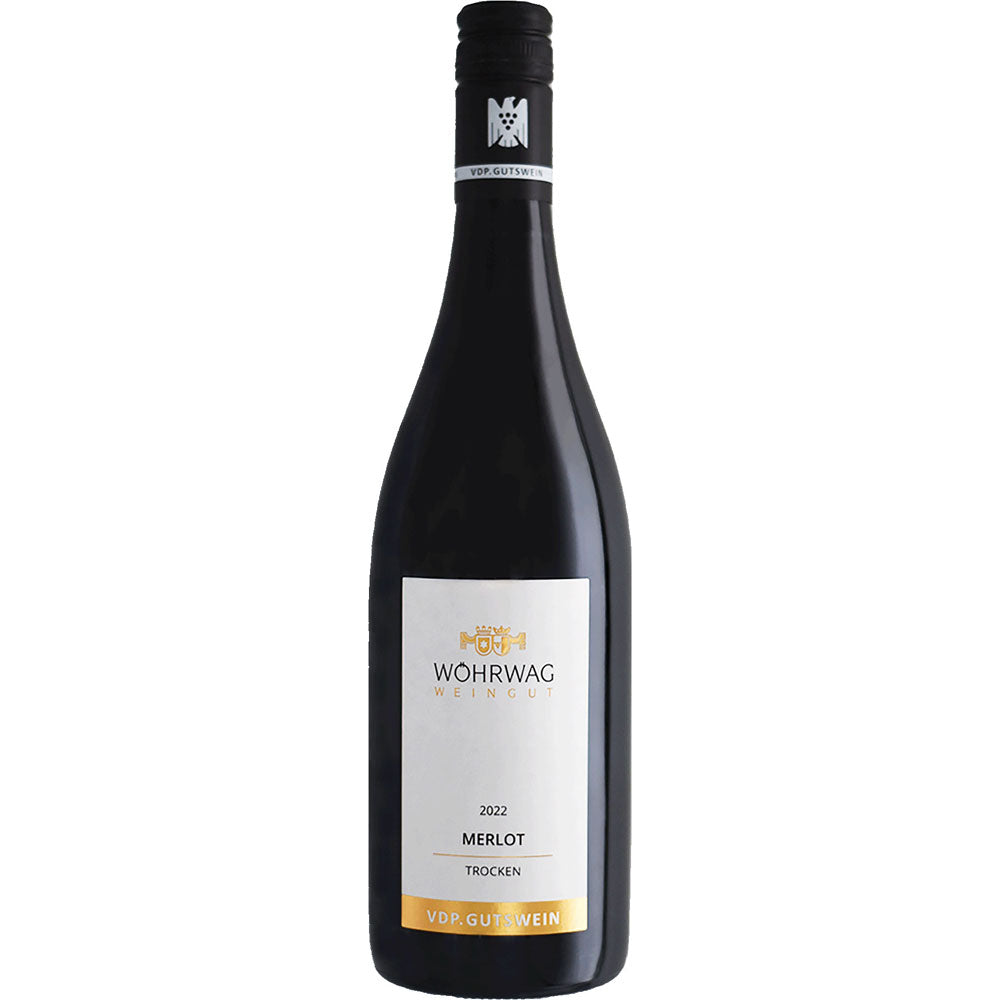 Eine Flasche Wöhrwag Merlot VDP.Gutswein trocken 2024, ein deutscher Rotwein von Wöhrwag, mit einem schwarzen Etikett mit goldenen Akzenten.