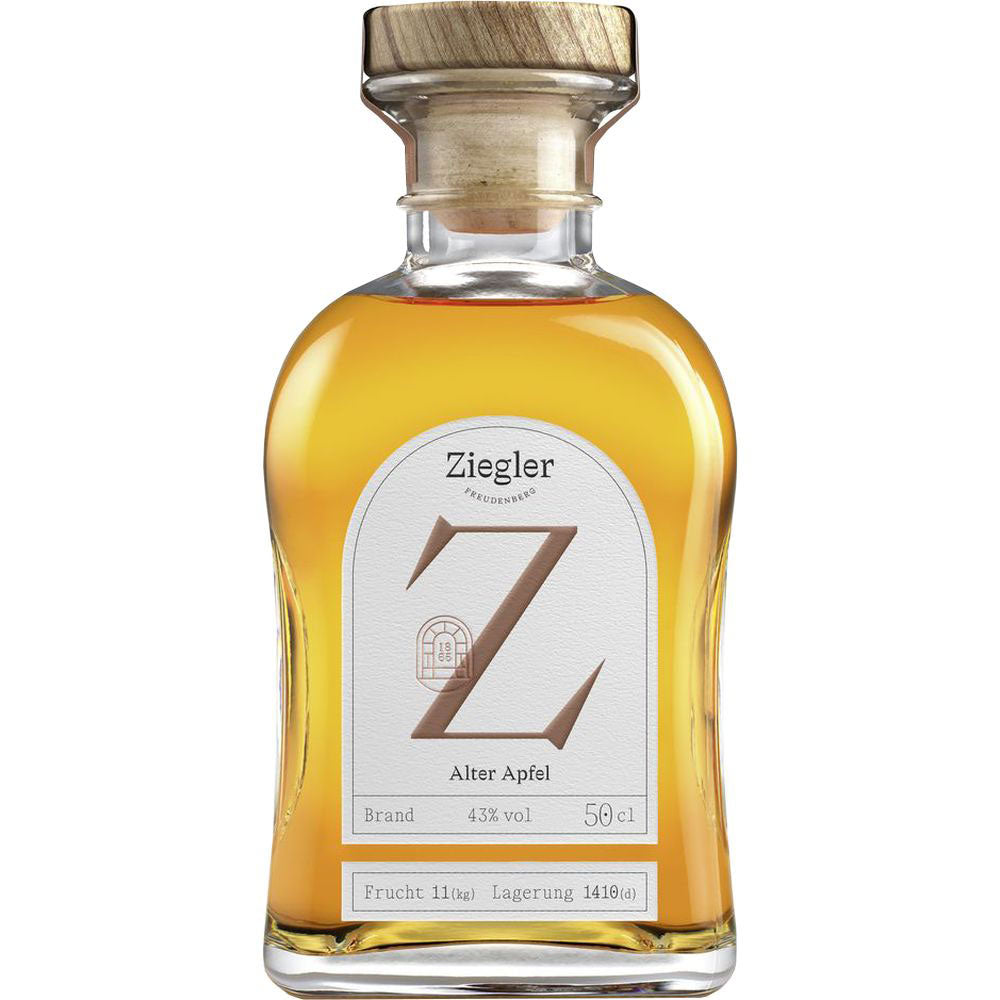 Der Ziegler Alter Apfel Brand 43% 0,5 Liter ist mit einem Holzverschluss und einem Etikett auf der Vorderseite versehen, die die Essenz der handwerklichen Herstellung von Premium-Apfelbränden widerspiegeln.