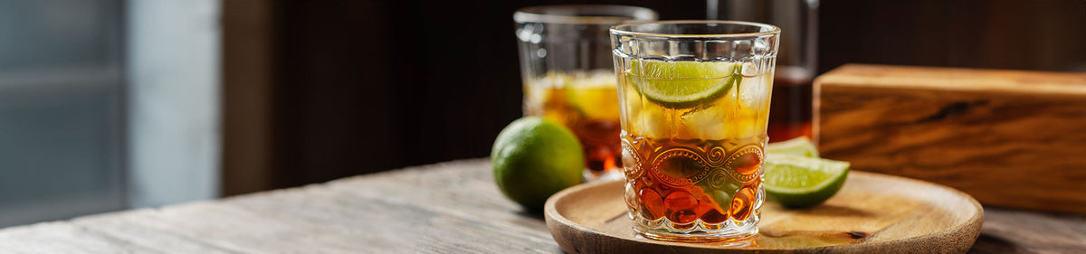 Cocktails mit Cachaça und Limetten auf einem Tisch