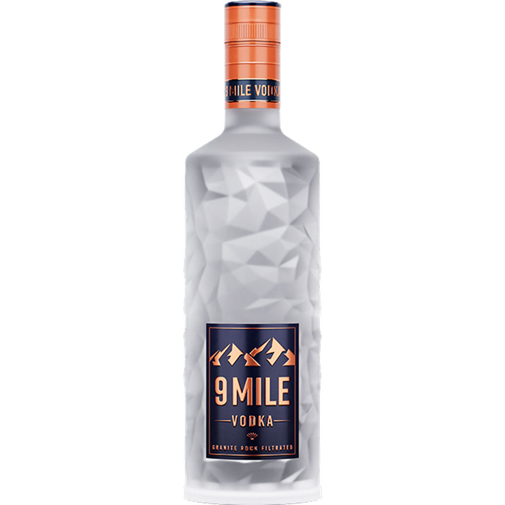 9 Mile Vodka 37,5% 0,7L wird in einer Milchglasflasche mit orangefarbenem Etikett und Berggrafik geliefert. Die Granite Rock Filtration sorgt für ein sanftes Premium-Vodka-Erlebnis.
