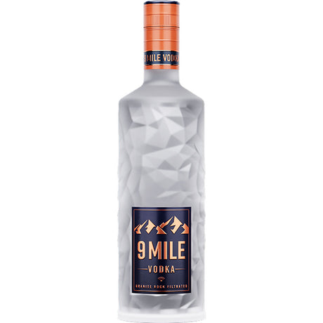 9 Mile Vodka 37,5% 0,7L wird in einer Milchglasflasche mit orangefarbenem Etikett und Berggrafik geliefert. Die Granite Rock Filtration sorgt für ein sanftes Premium-Vodka-Erlebnis.